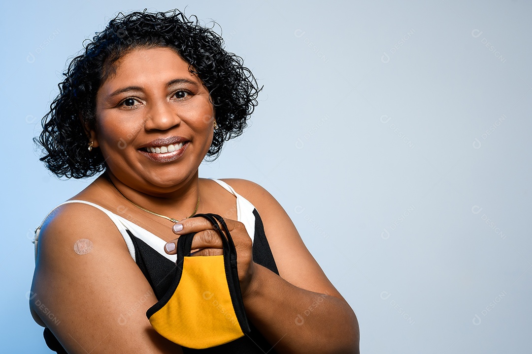 Mulher feliz depois de vacinação e máscara na mão