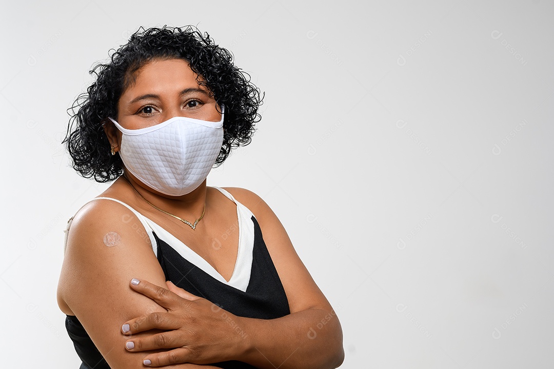 Mulher de máscara e sinal de vacinação