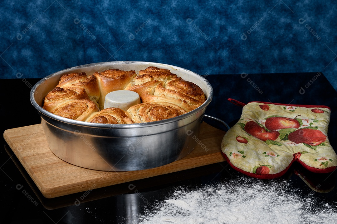 Uma forma redonda com deliciosa rosca pão tradicional