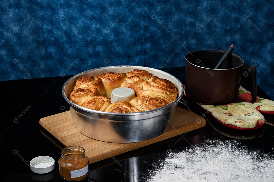 Forma com rosca pão sobre uma tábua de madeira