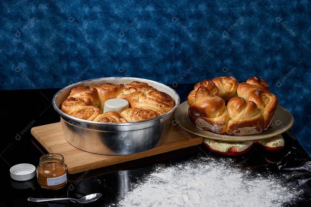 Forma com bolo assado sobre tábua de madeira