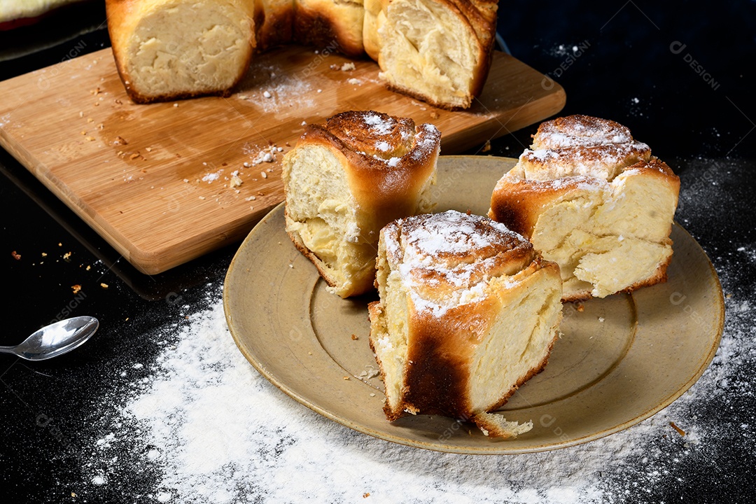 Roscas pão deliciosas com açúcar de confeiteiro