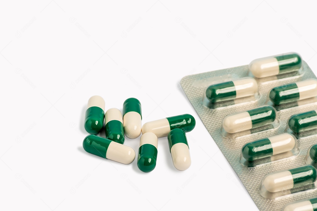 Medicamentos branco e verde sobre fundo branco