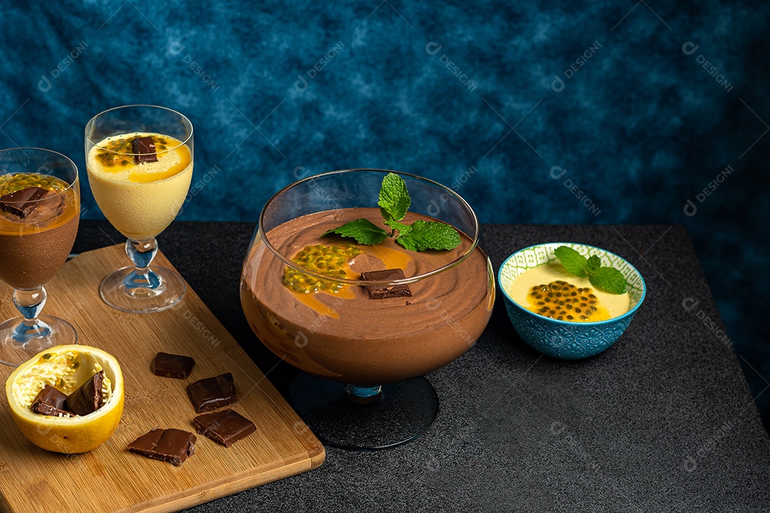 Deliciosos mousses de chocolate e maracujá