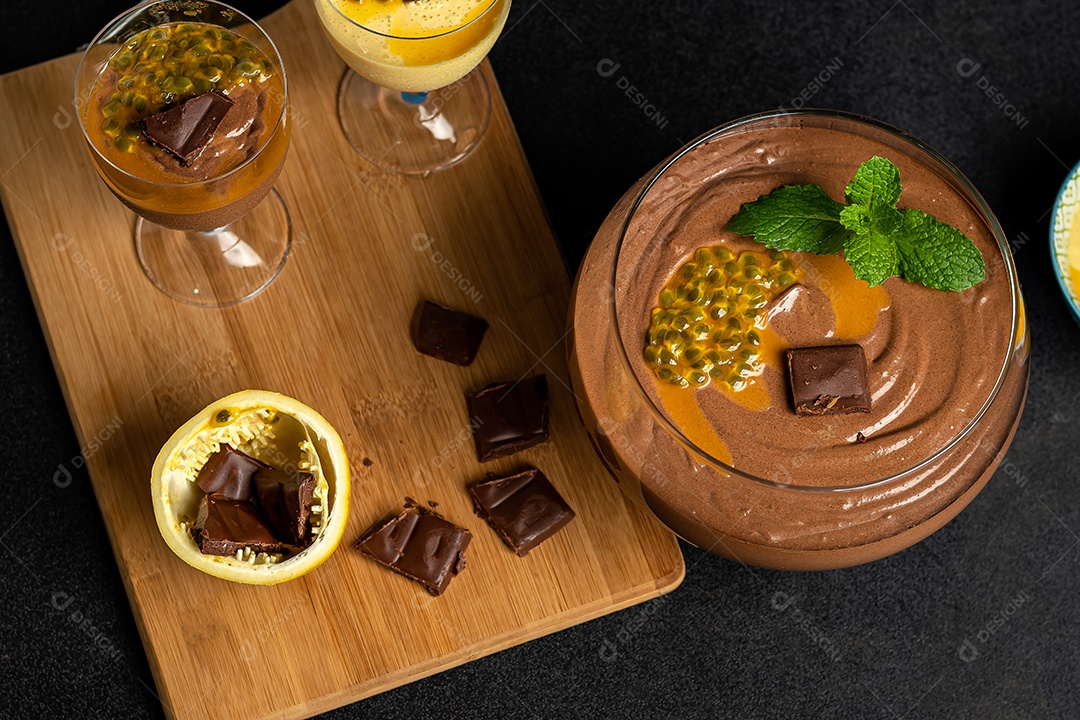 Taça com mousses de chocolate e maracujá