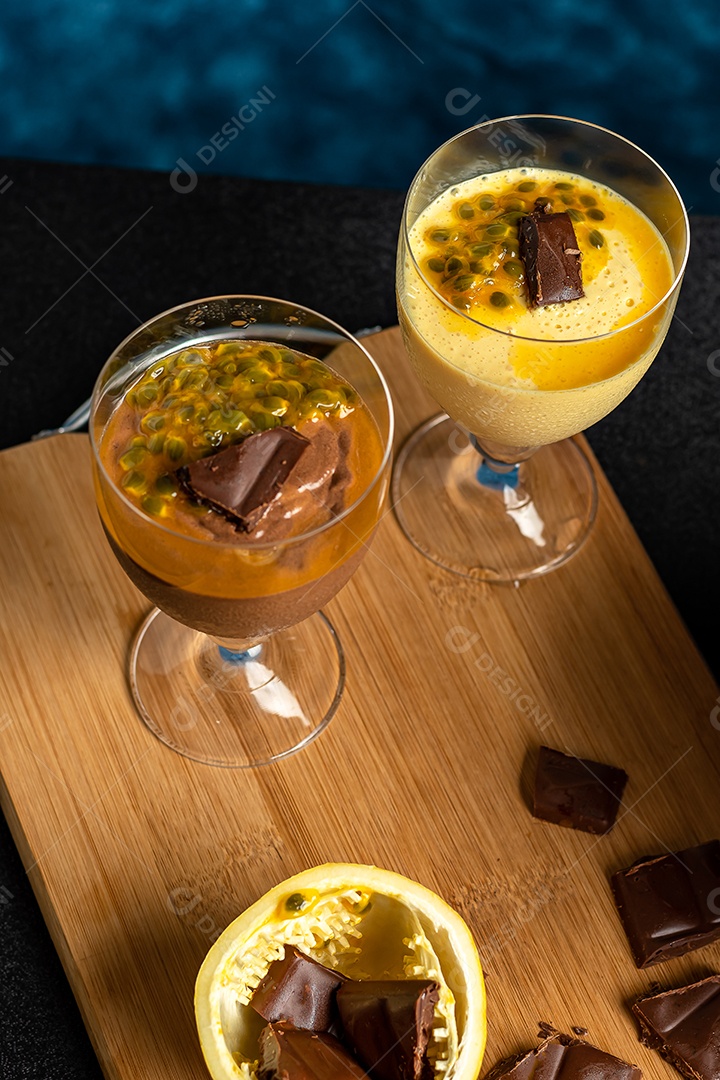 Taça com mousses de chocolate e maracujá