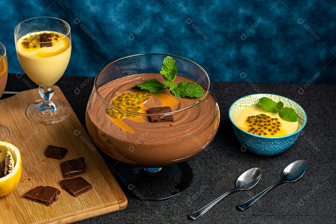 Mousses de chocolate e maracujá deliciosos