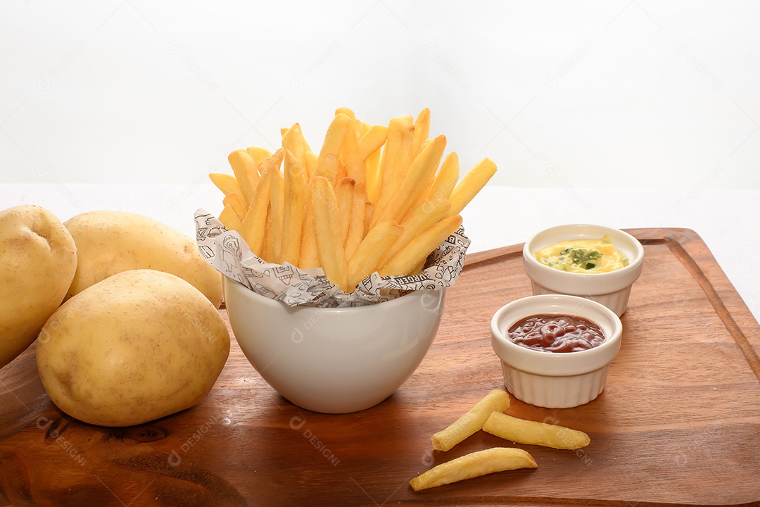 Batatas fritas e molhos ao lado