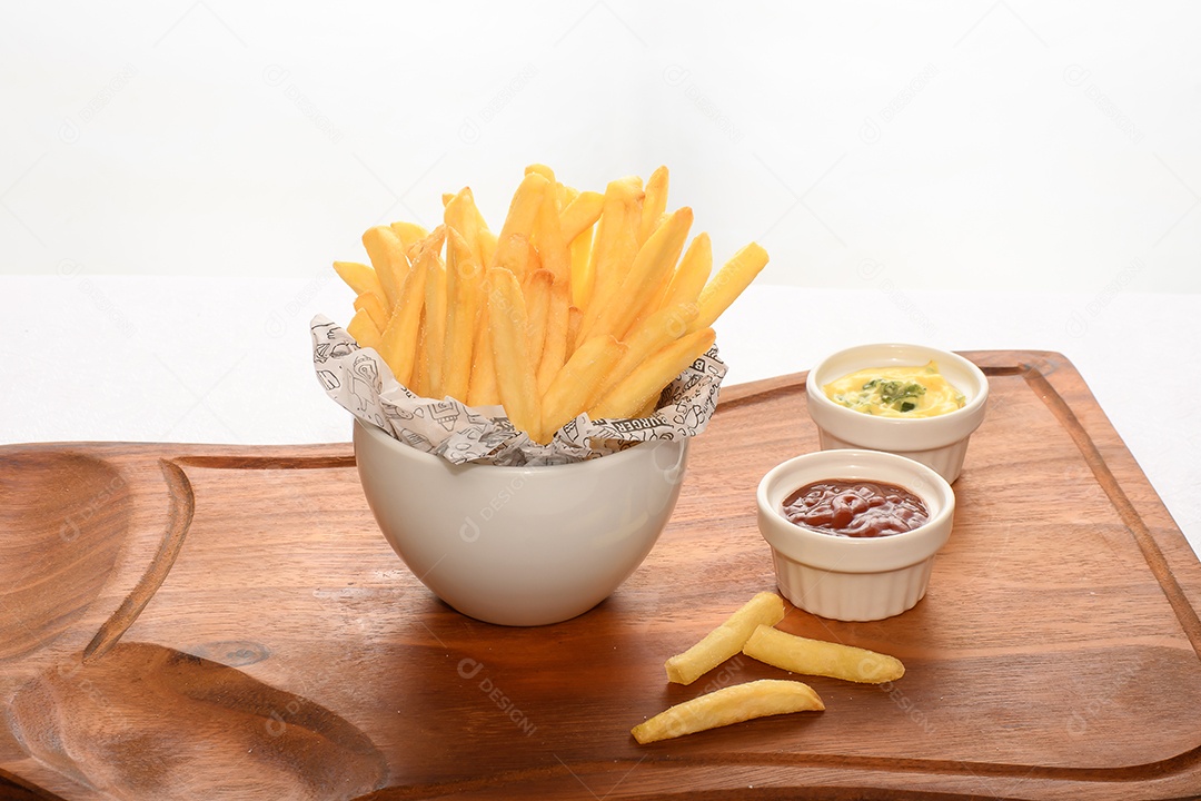 Deliciosas batatas fritas com molho ao lado
