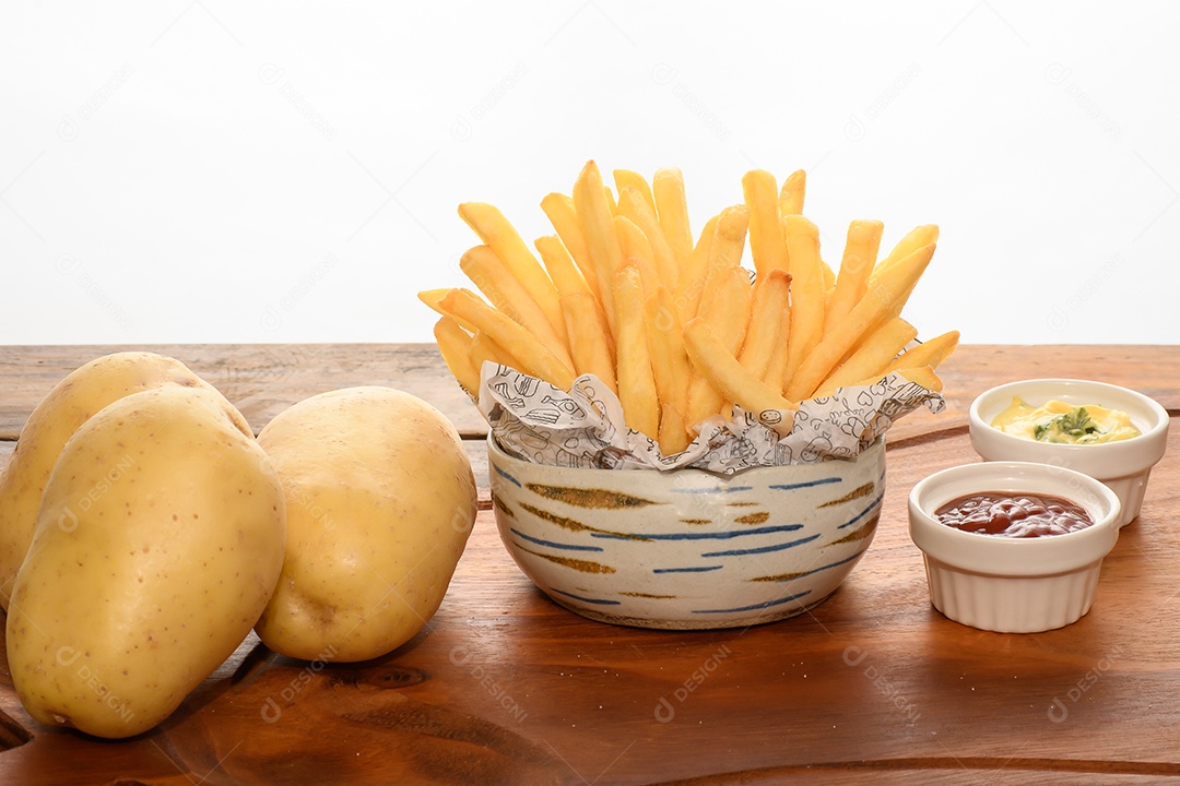 Batatas e molhos ao lado