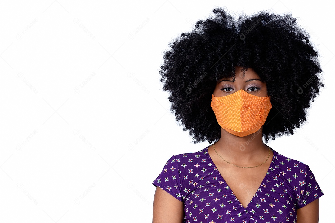 Uma linda mulher com vestidop rocho e máscara laranjada
