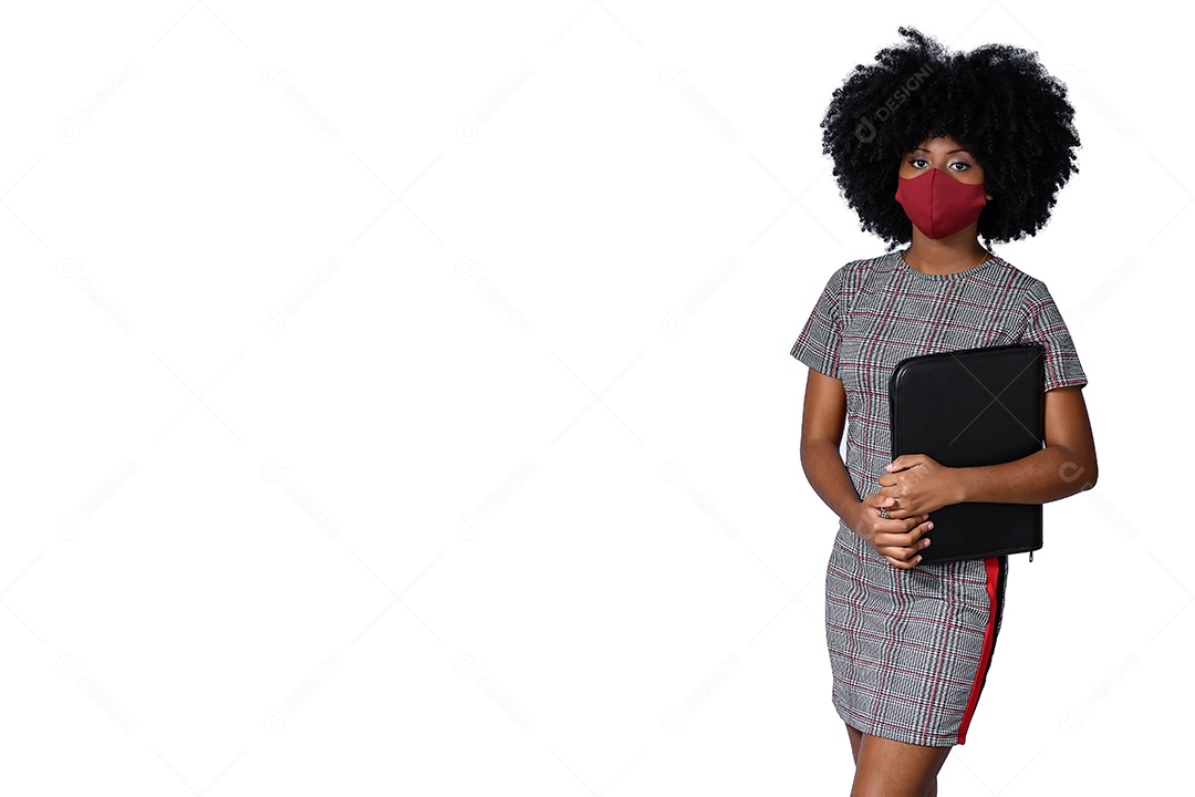 Jovem com bolsa de tablet nas mãos