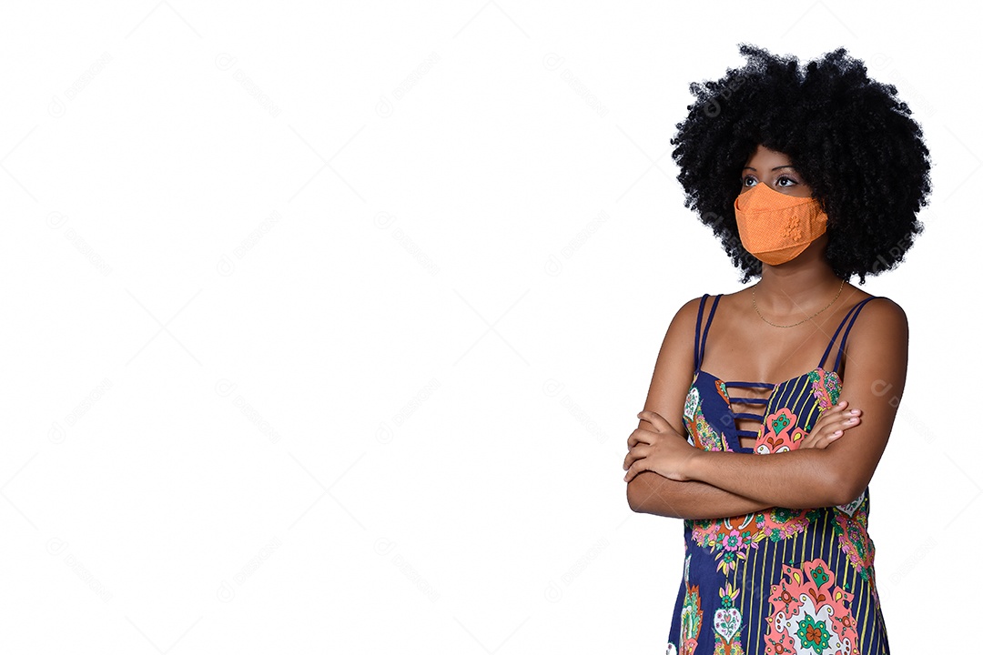 Uma linda jovem de vestido colorido usando máscara laranjada