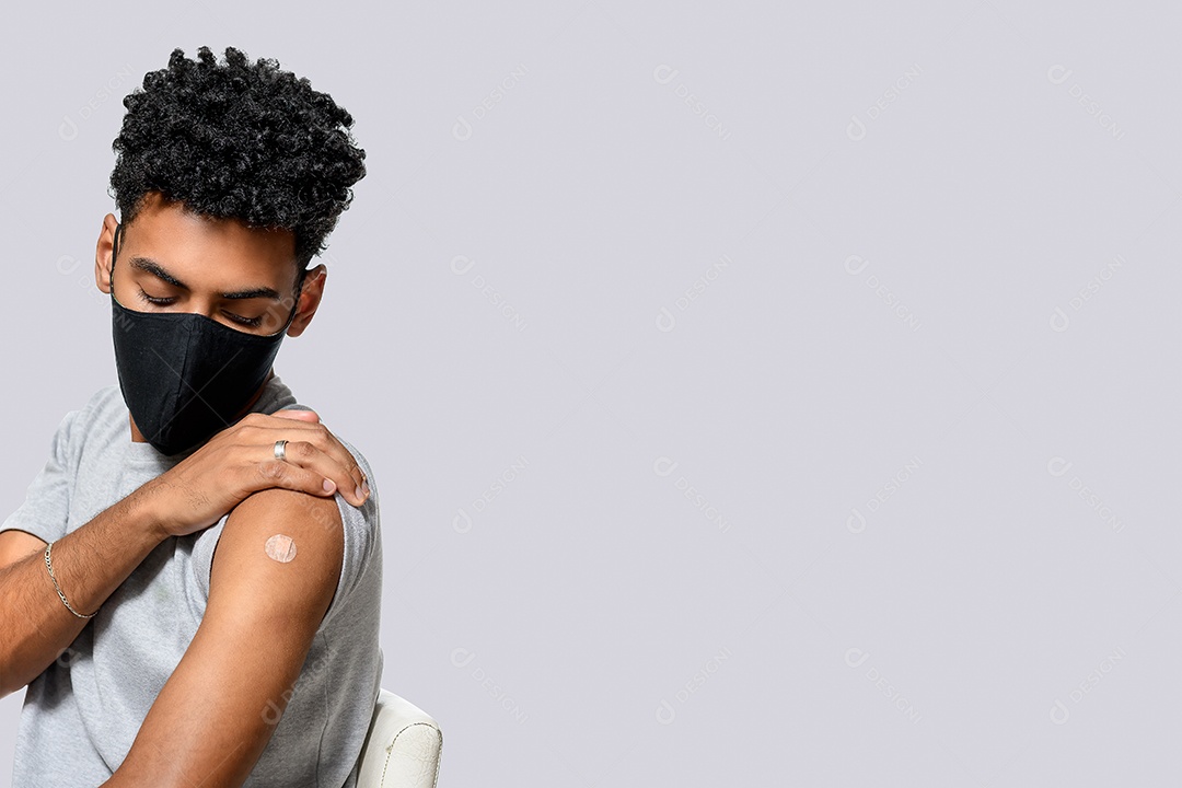 Homem com vacina no braço