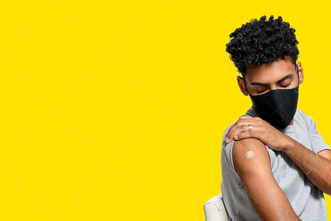 Homem de máscara mostrando marca de vacinação