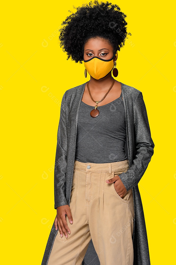 Uma linda jovem estilosa com máscara