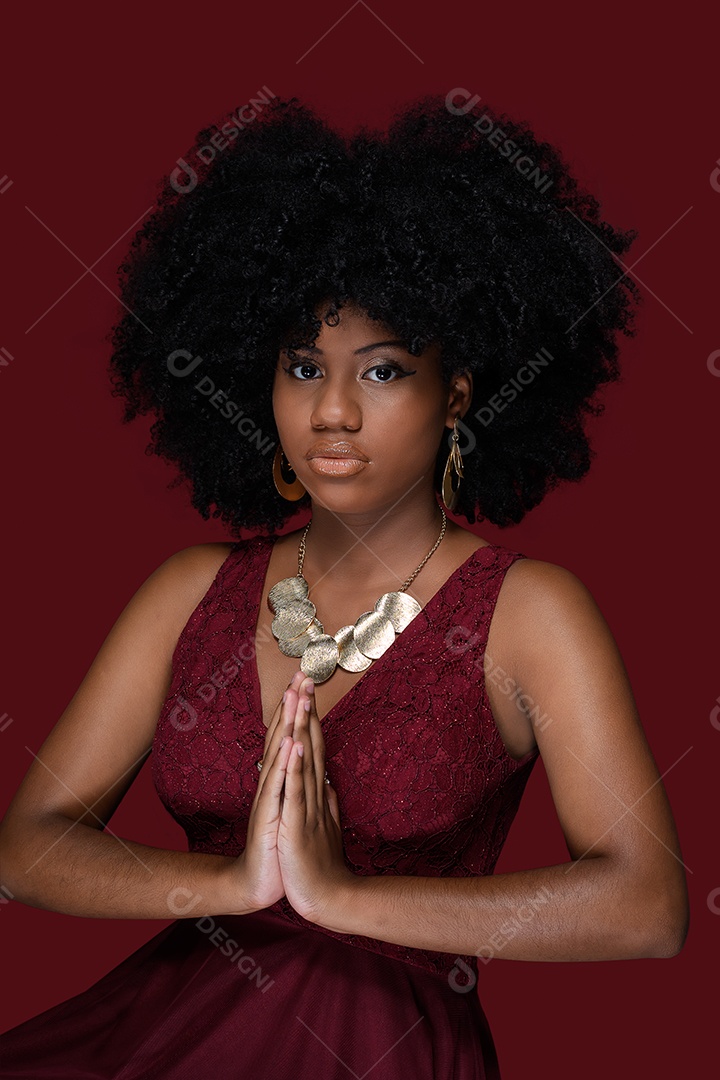 Uma linda jovem morena com vestido vermelho e acessórios prateados