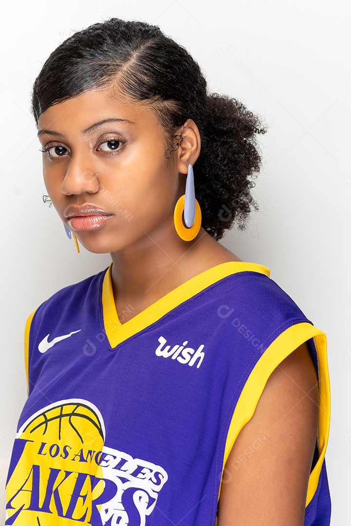 Uma linda jovem com brincos chiques e camiseta de time