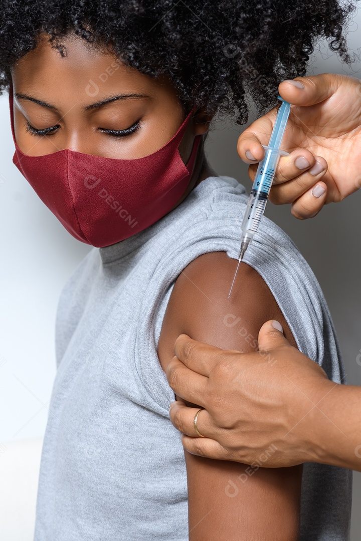 Uma jovem se previnindo de doença tomando injeção