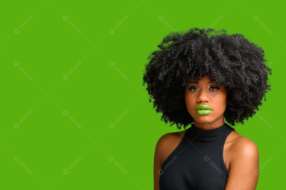Uma linda garota afro usando batom vermelho