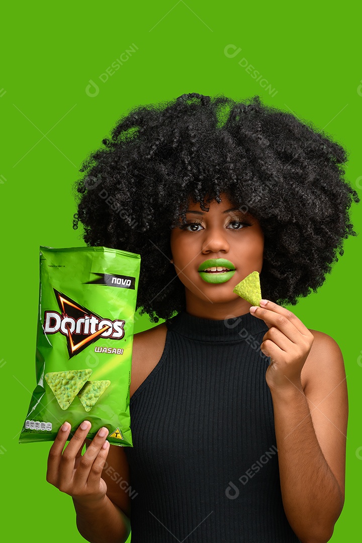 Jovem afro linda comendo doritos