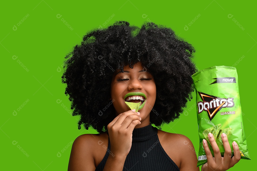 Uma jovem linda comendo doritos nas mãos