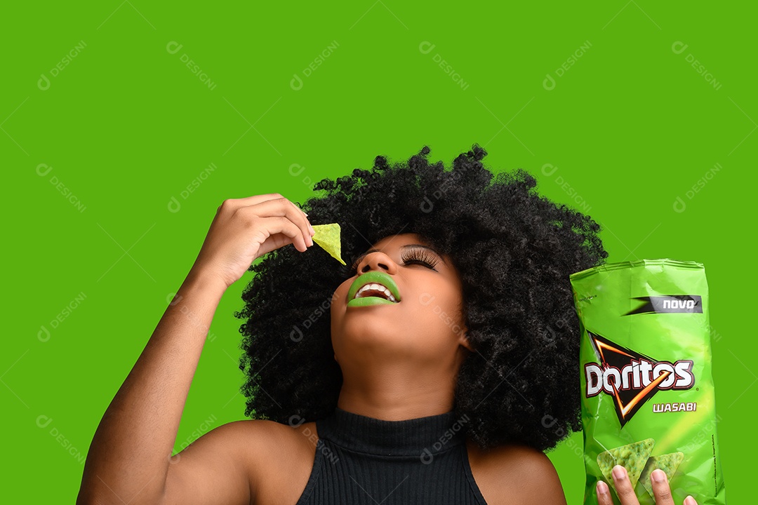 Jovem linda morena com pacote de doritos na mãos comendo