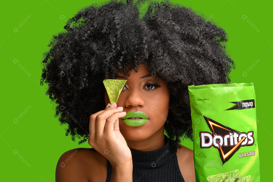 Jovem morena linda com pacote de doritos na mãos