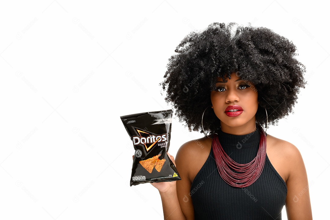 Jovem morena linda com pacote de doritos