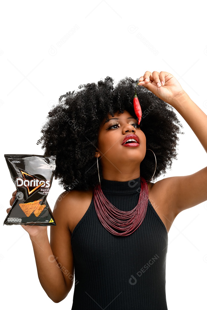 Linda morena com pacote de doritos de pimenta
