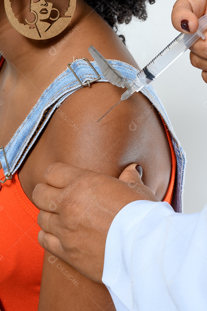 Braço de uma mulher sendo vacinada
