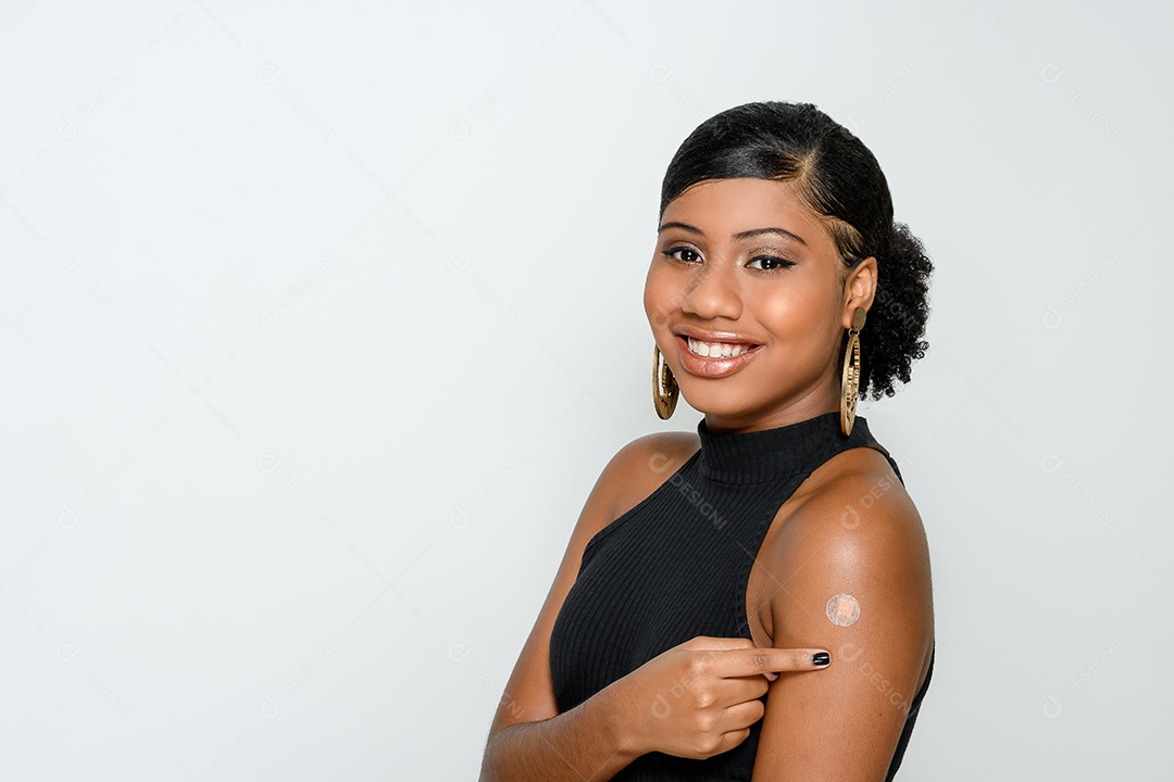 Jovem mostrando marca de vacinação