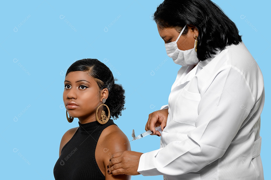 Jovem tomando injeção