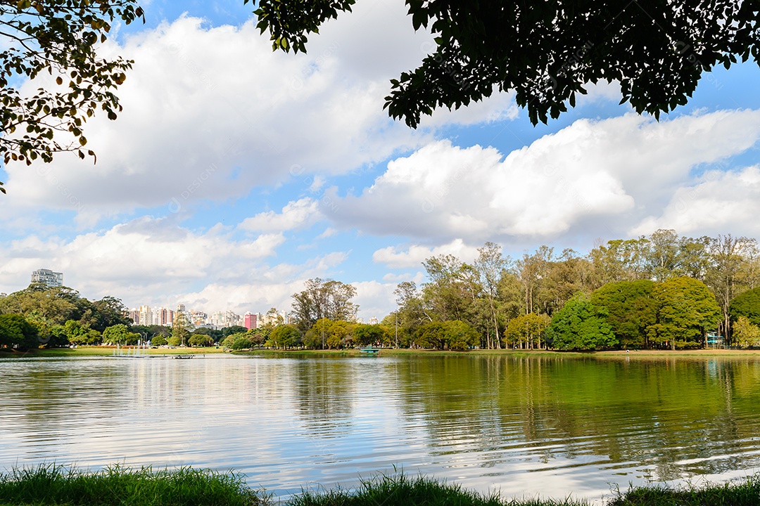 Uma lagoa natural com pista de exercício ao redor