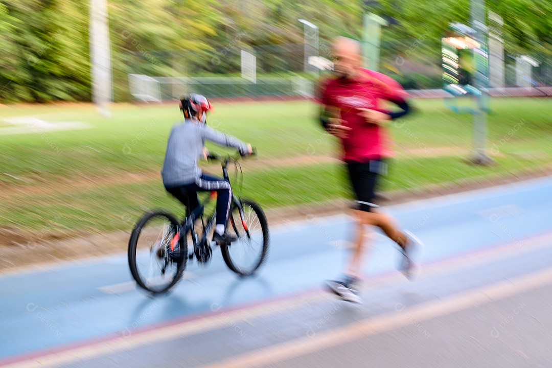 Pessoas fazendo exercícios em uma praça
