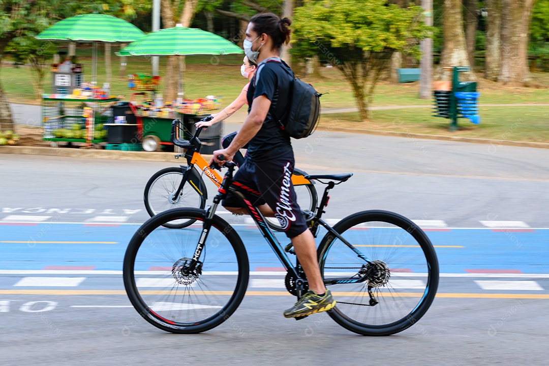 Um homem andando de bicicleta