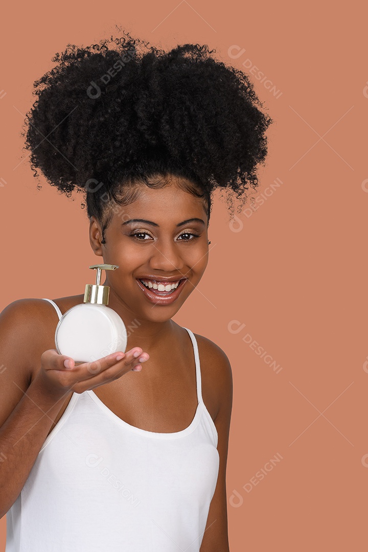 Uma linda garota com frasco de perfume nas mãos