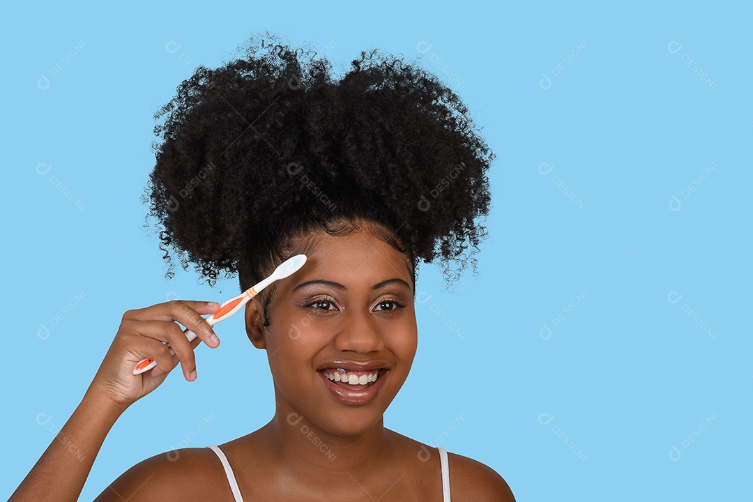 Linda garota feliz arrumando o cabelo