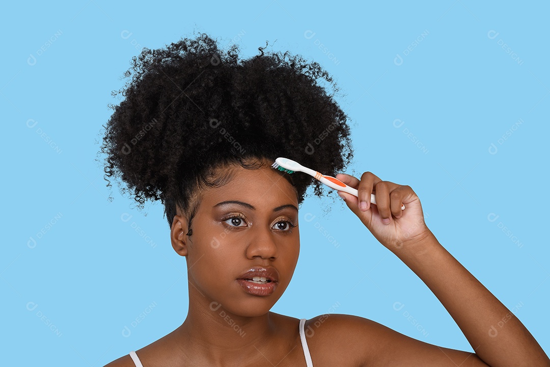 Linda garota morena arrumando o cabelo