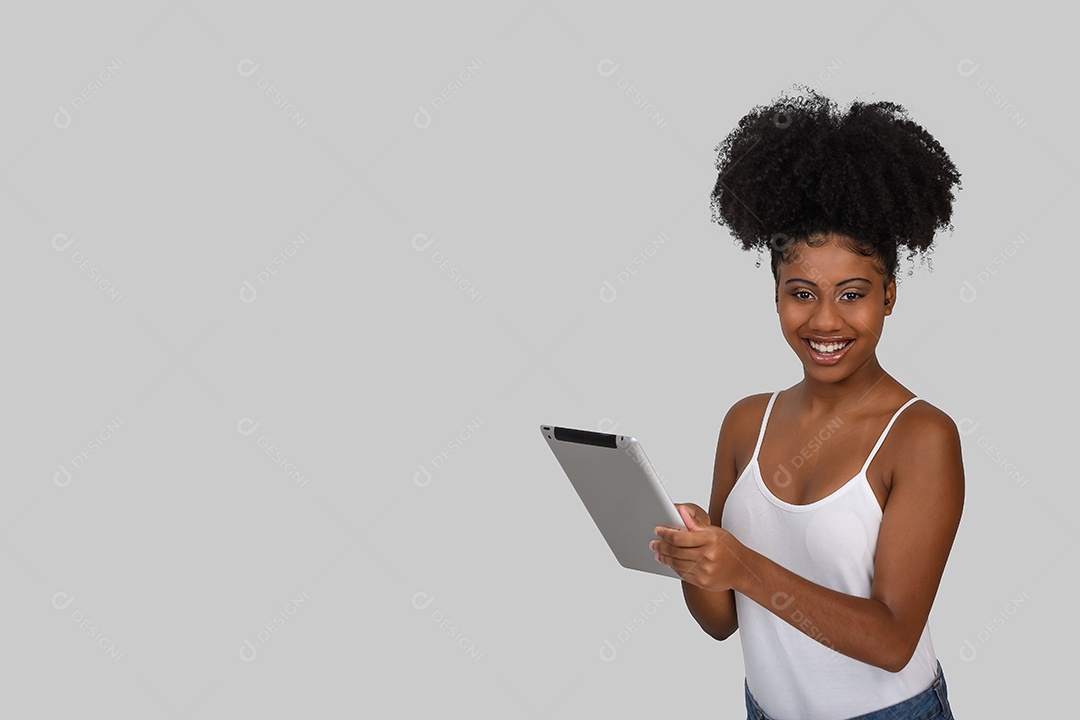 Linda jovem com tablet nas mãos