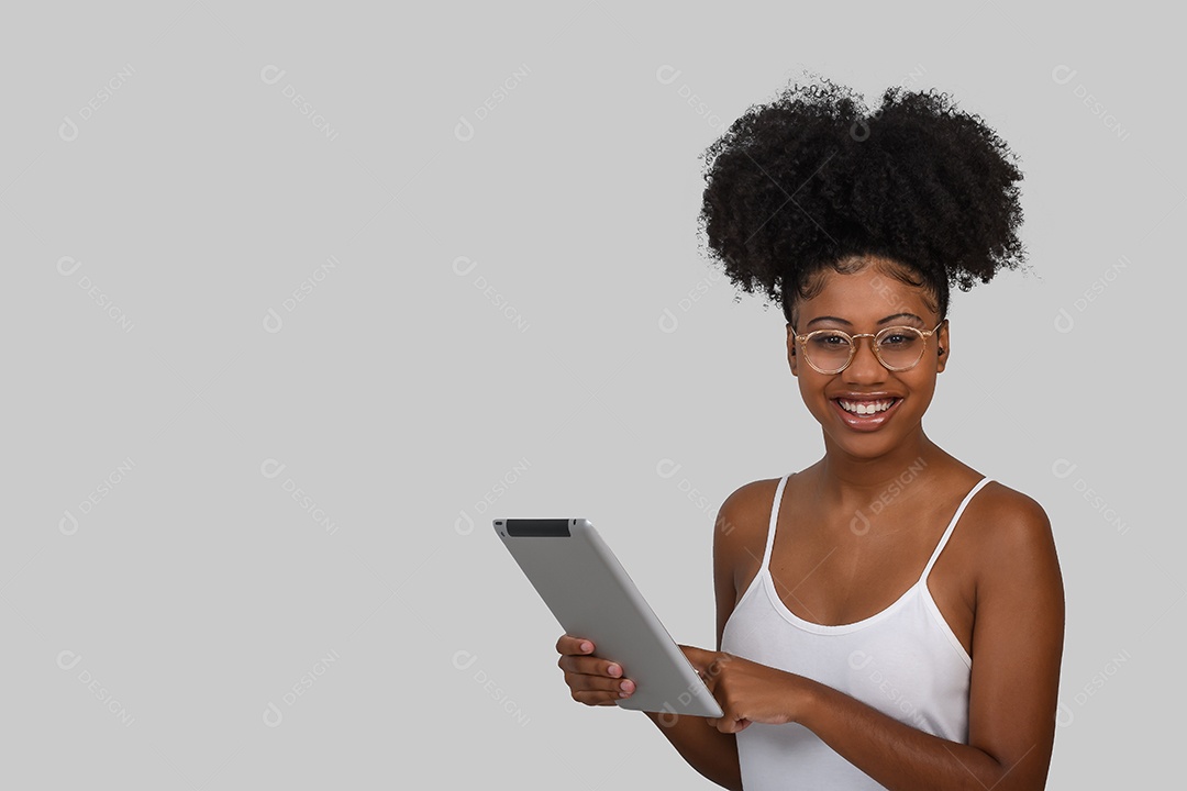 Linda jovem sorrindo segurando tablet