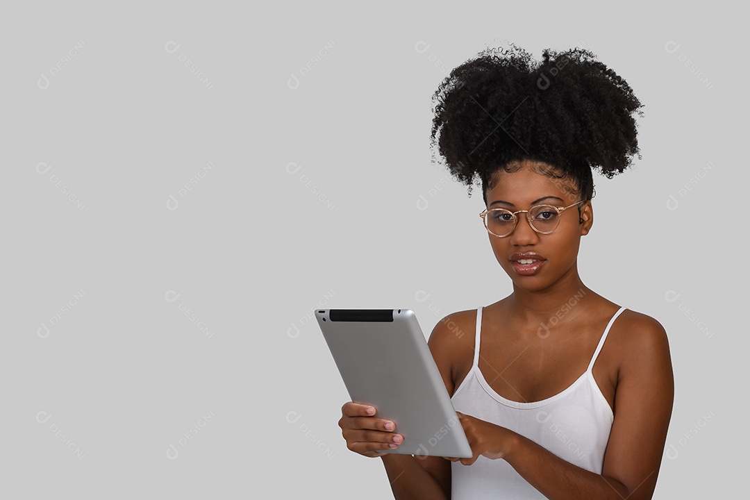 Linda menina jovem com tablet nas mãos