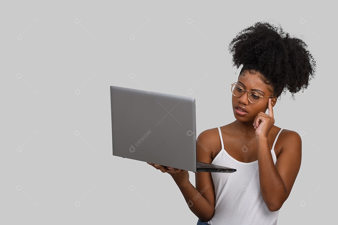 Linda jovem olhando para o notebook