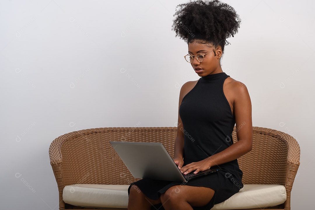 Jovem linda sentada com notebook