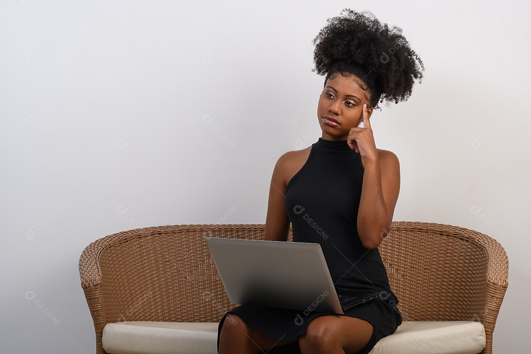 Linda jovem sentada e mexendo em um notebook