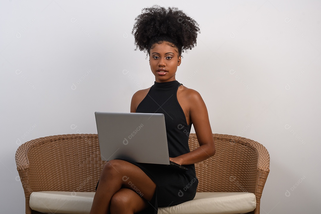 Uma linda jovem sentada segurando notebook