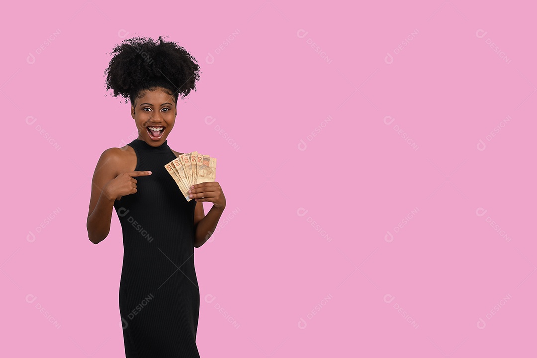 Linda jovem com notas de dinheiros