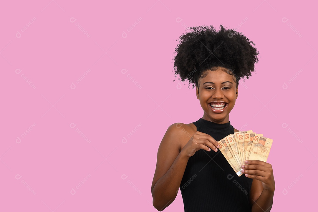 Linda jovem morena com notas de dinheiro na mão