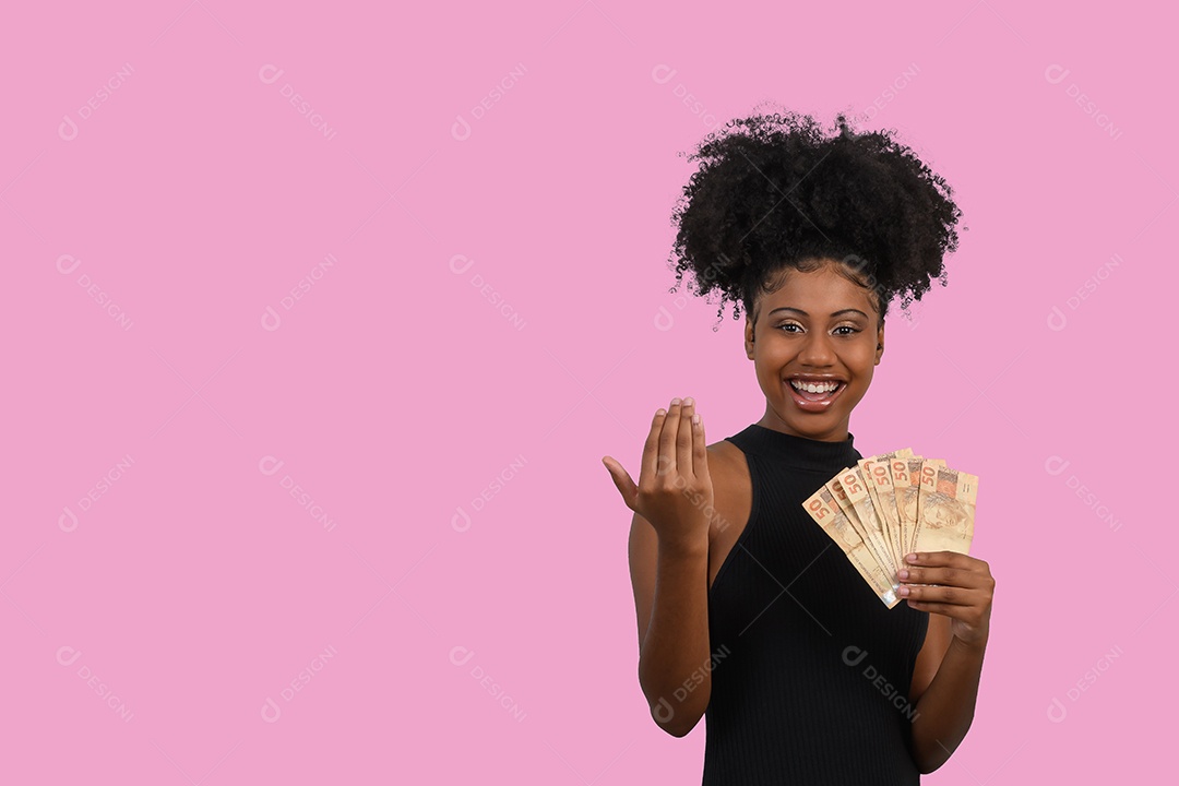 Linda jovem com mão cheia de dinheiro