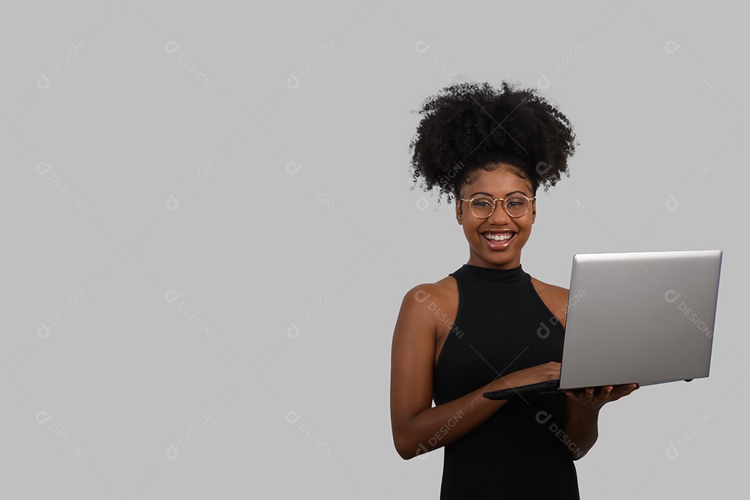 Jovem feliz com mão segurando notebook